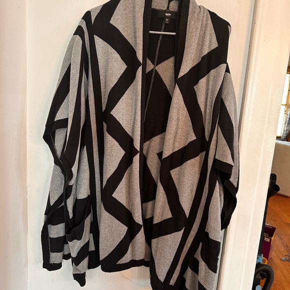 Mossimo Black & Gray Geometric Open-Front Poncho Sweater - Picture 5 of 6